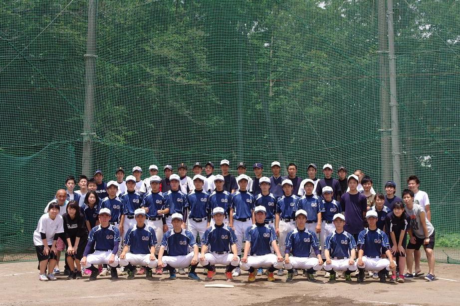 夏の選手権神奈川予選直前、鶴見高校野球部父母会主催のＢＢＱを取材。ホームグランドでの集合写真