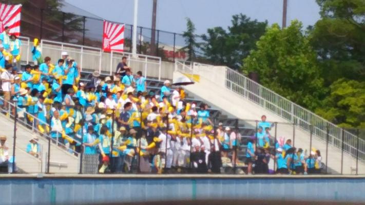 横須賀スタジアム３塁側応援席の応援団の様子です。